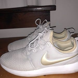 Women’s Nike Roshe sneakers